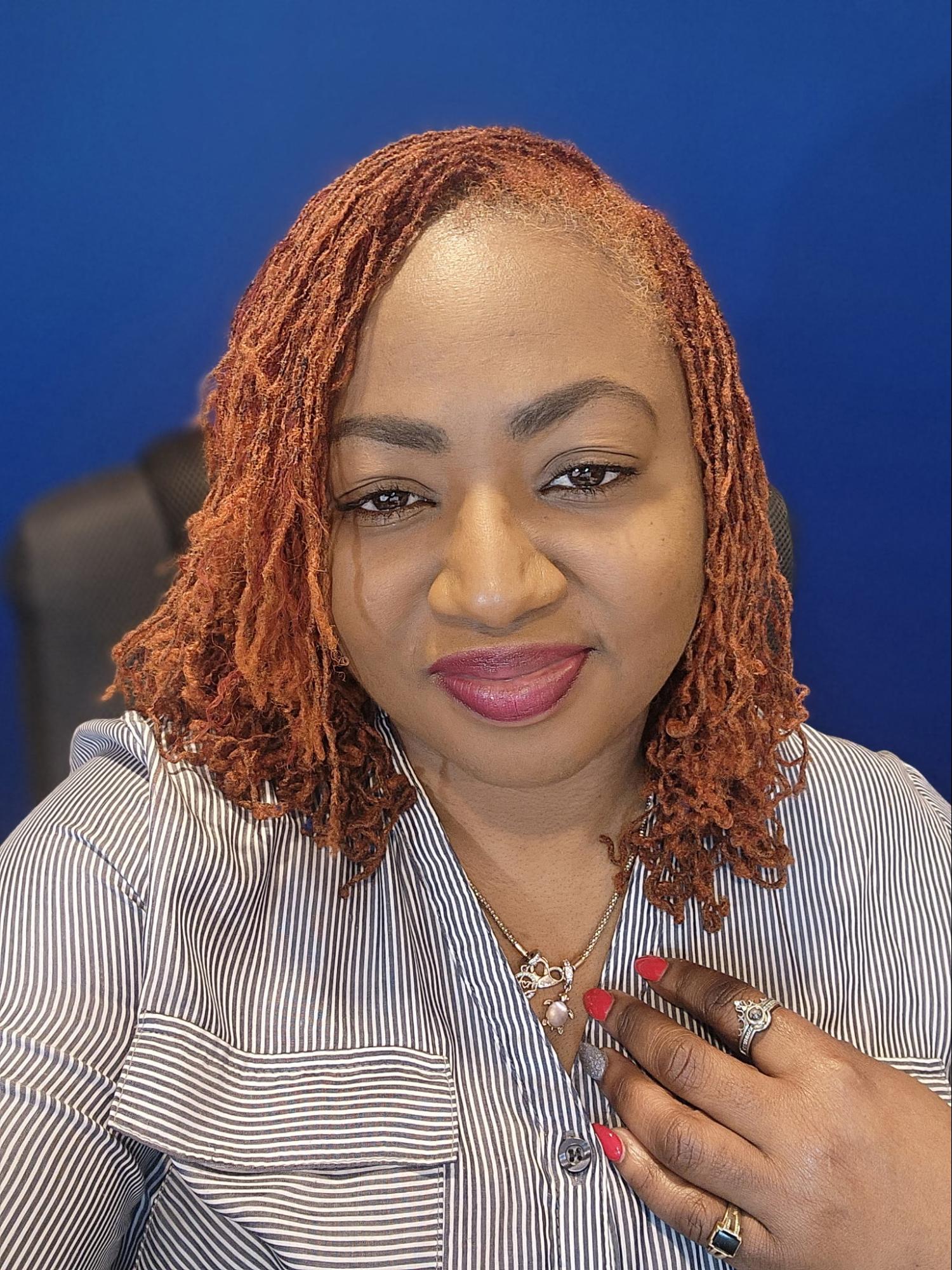 A woman with reddish-brown sisterlocks | Sisterloc Shop.